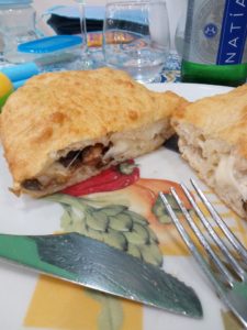 Pizza fritta ripiena provola e melanzane